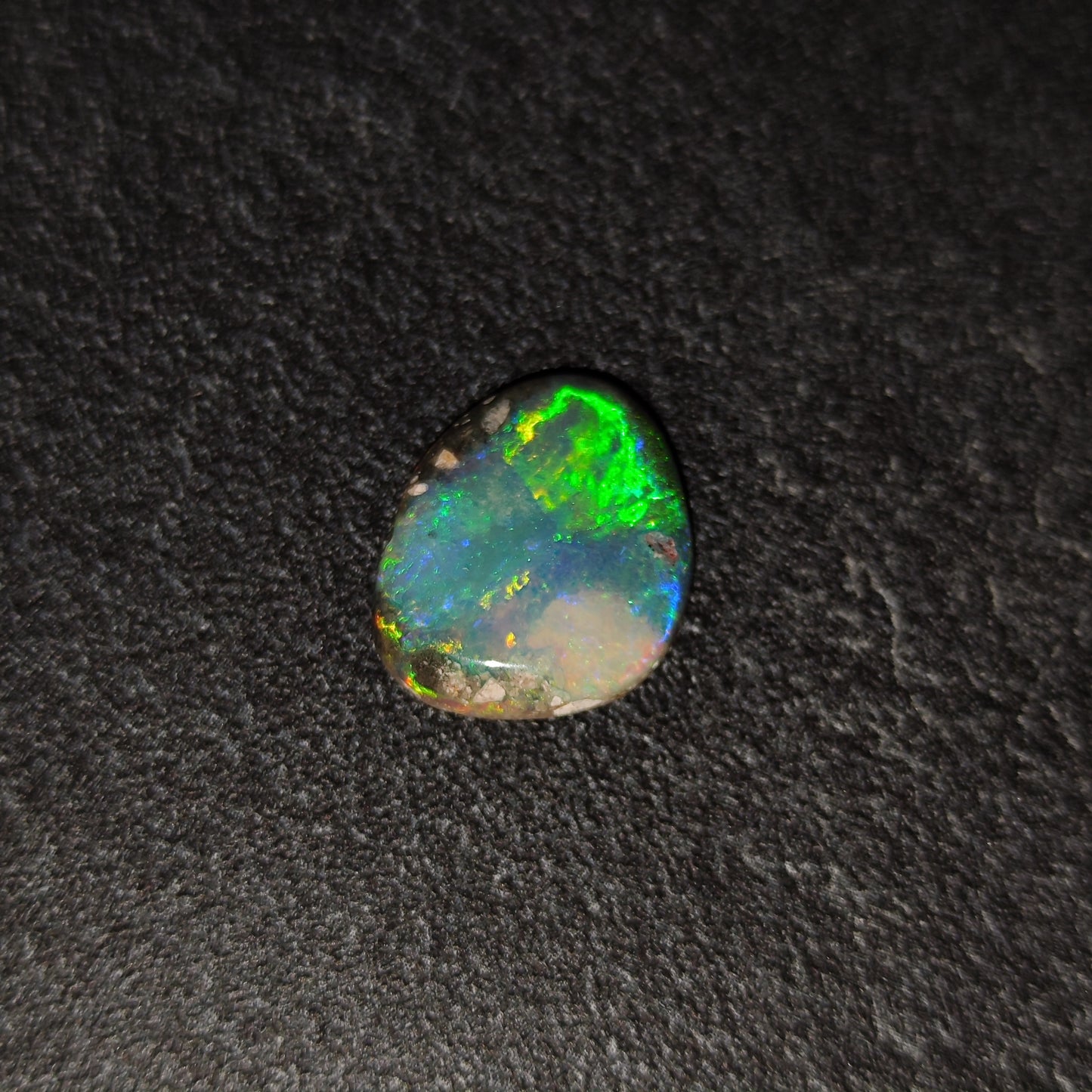 Opale noire Australienne "écriture Chinoise" 6,4ct