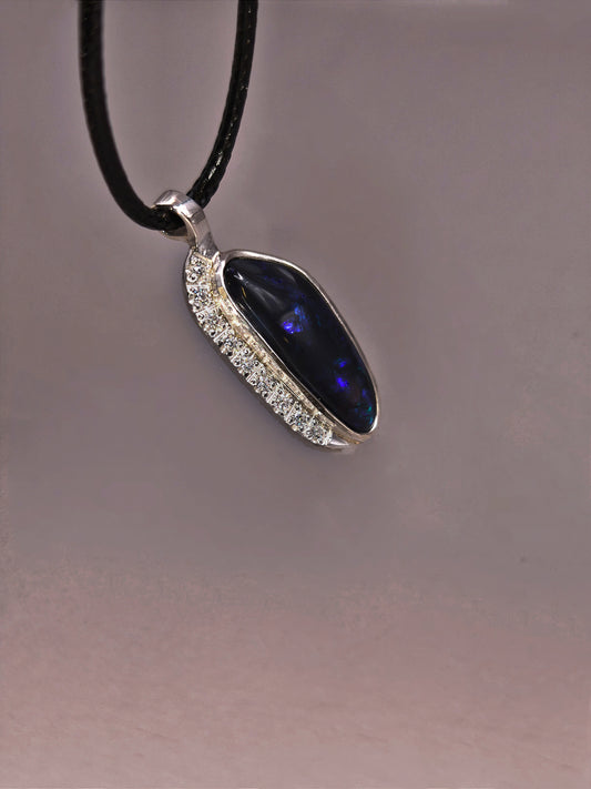 Colgante de ópalo negro y diamantes